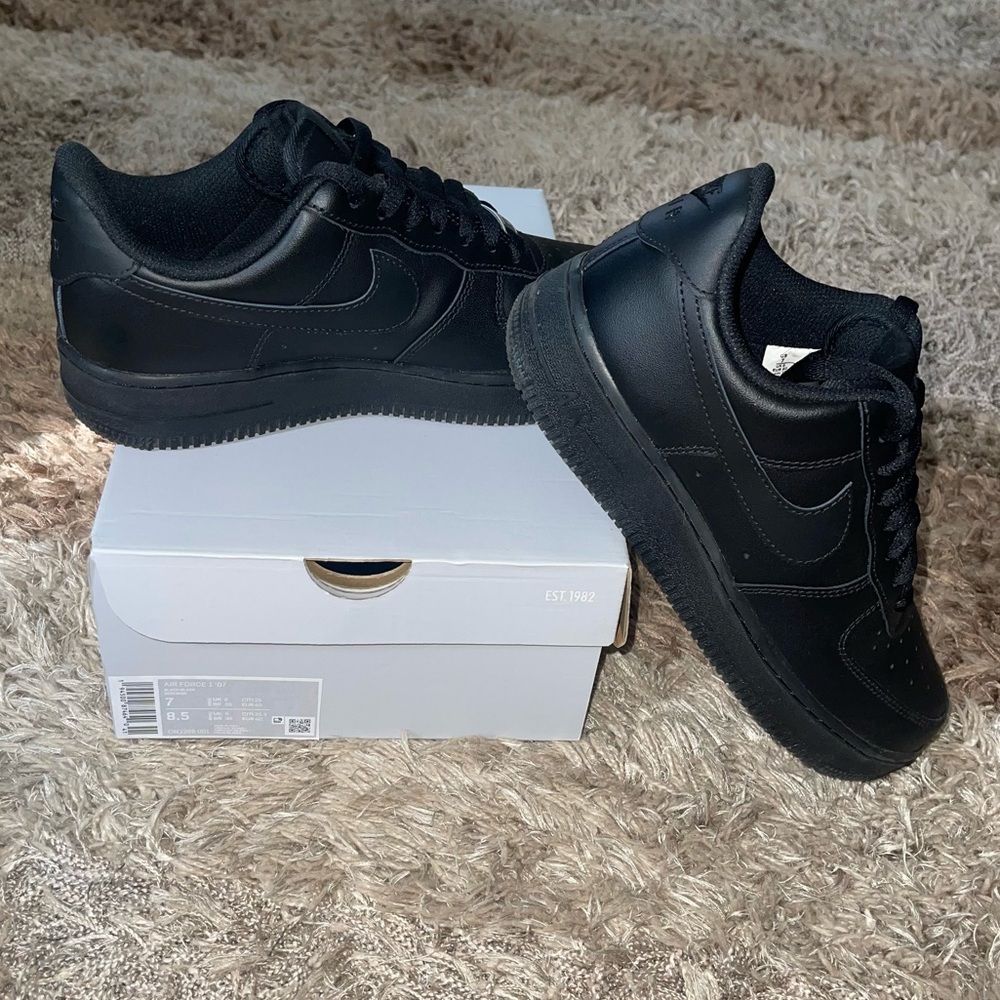 Like New Nike Air Force 1 - Men’s Size 7/Women 8.5